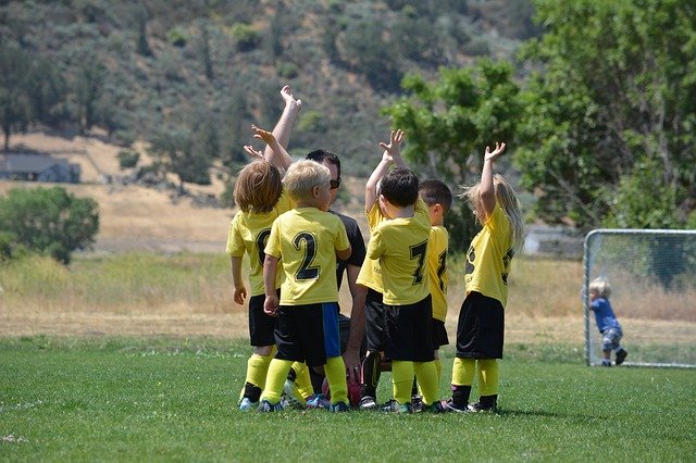 Les enfants s’amusent en faisant du sport