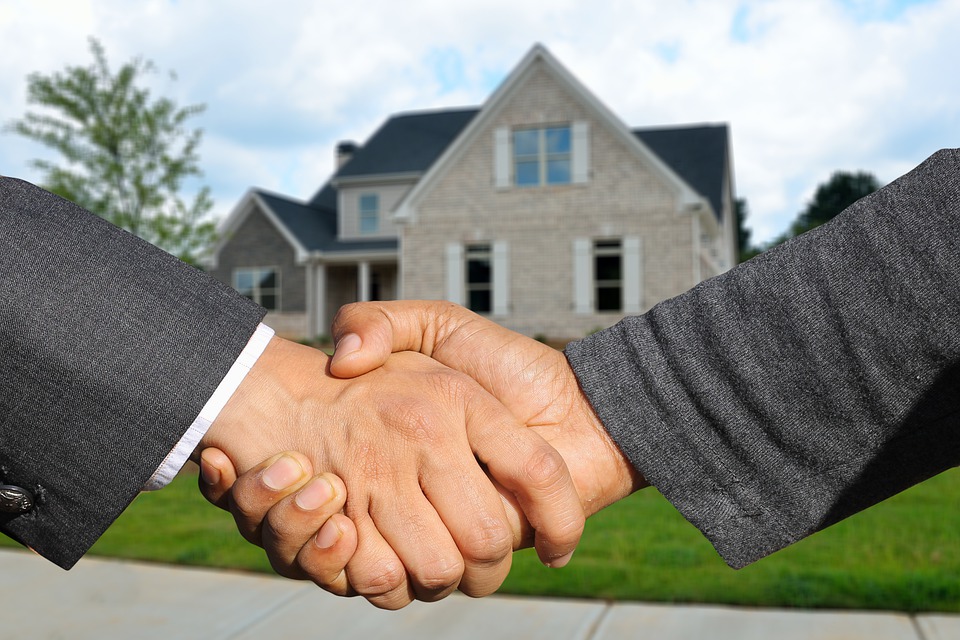 Pourquoi faire appel à une agence immobilière pour acheter une maison