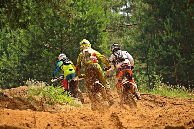 Quelques bonnes raisons d’envoyer vos enfants en colonie de vacances moto-cross