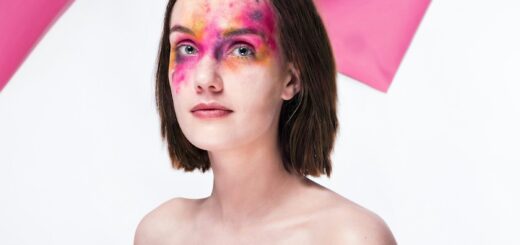 Femme artiste de théâtre qui utilise le maquillage kakémono