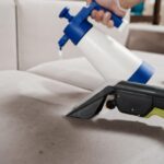 nettoyer une tache de vomi sur un canapé
